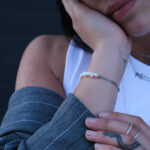 Detail stříbrného perlového náramku WUUMS Eagle